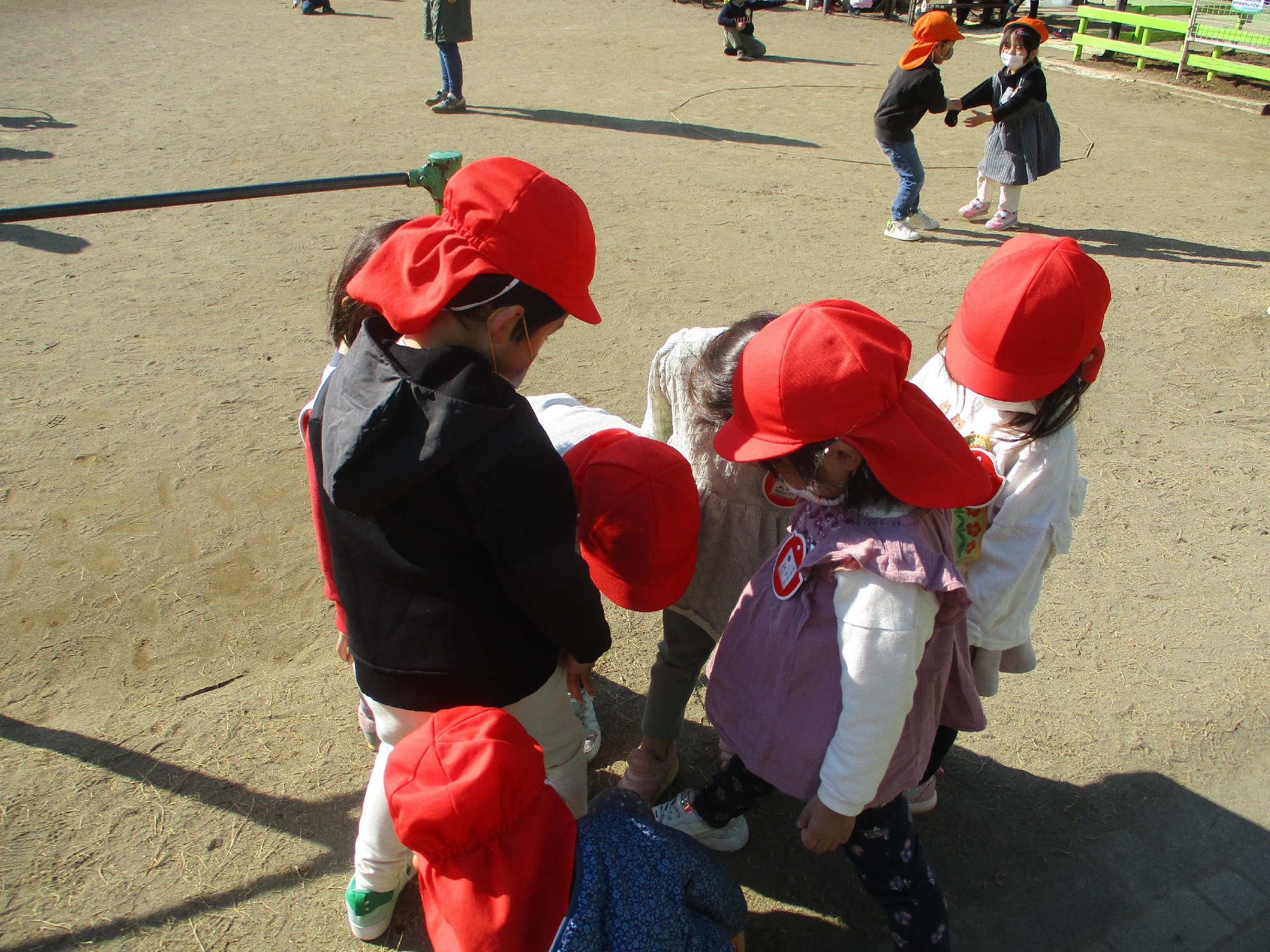 寒さに負けず体を動かしているよ♪（年少組）
