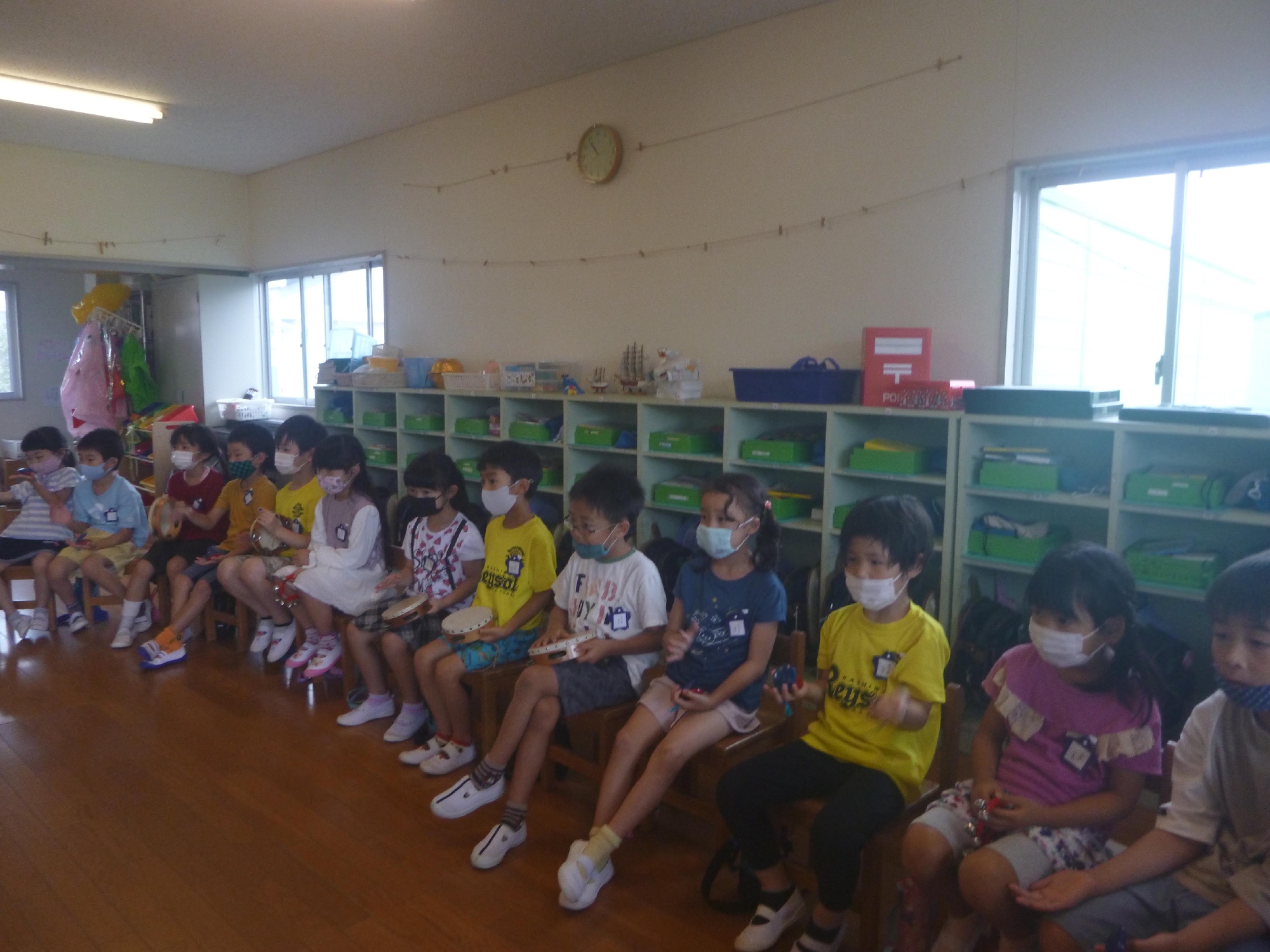 楽器に触れて楽しんでいます♪（年長組）